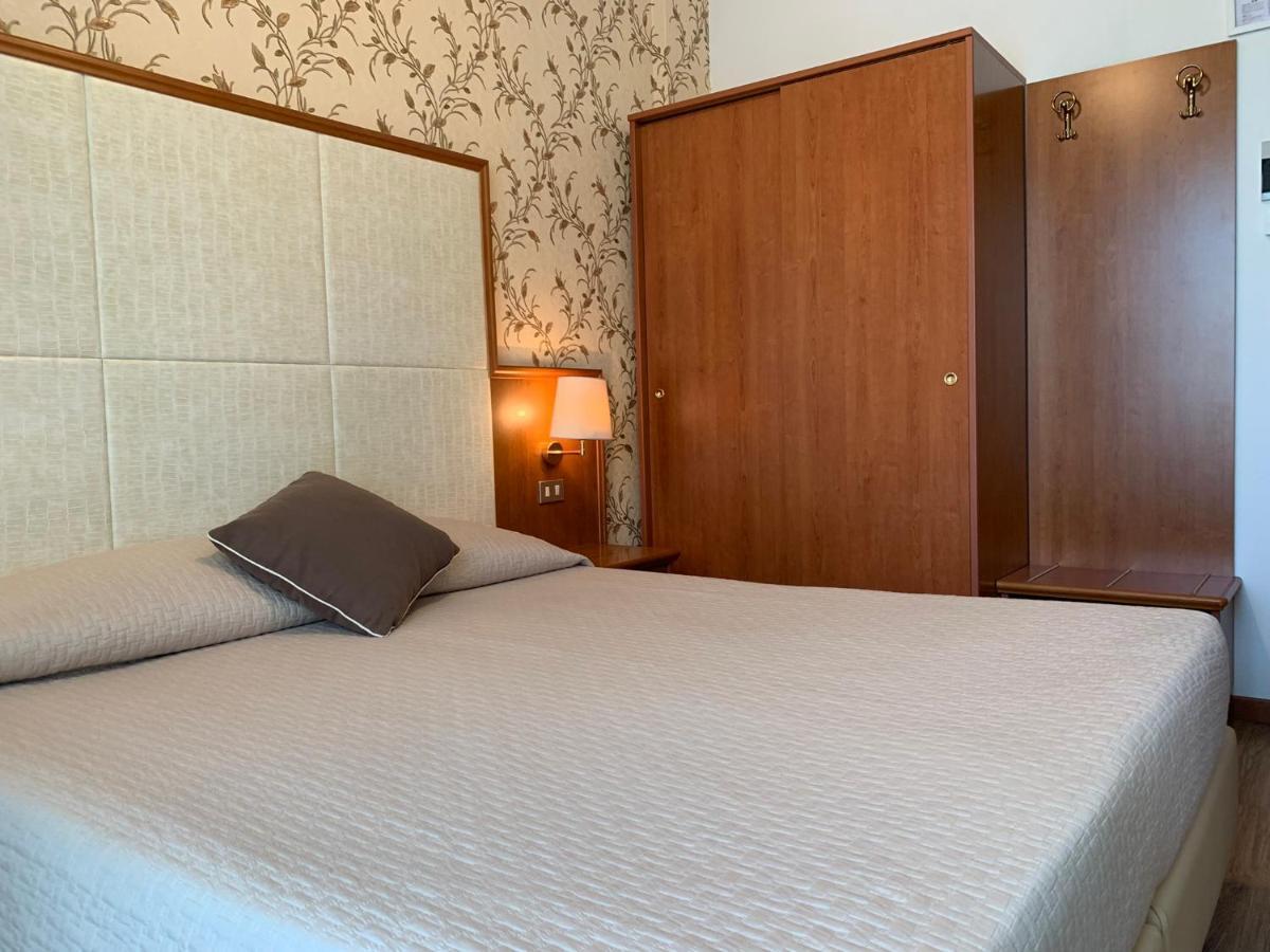 Hotel Apollo Римини Экстерьер фото