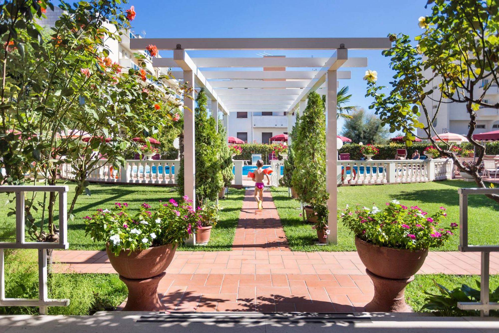 Hotel Apollo Римини Экстерьер фото